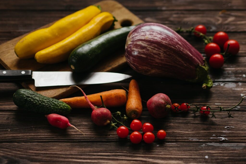 legumes em cima de uma mesa de madeira