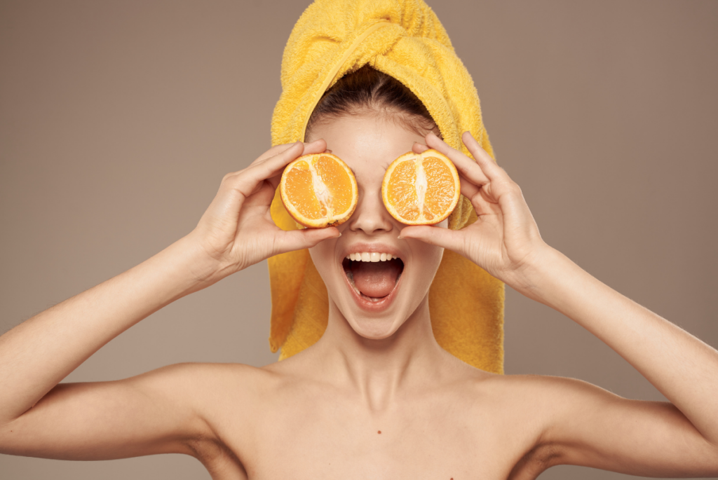 Mulher com laranja nos olhos