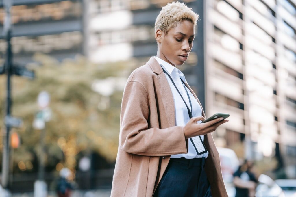 mulher mexendo em aplicativos no celular
