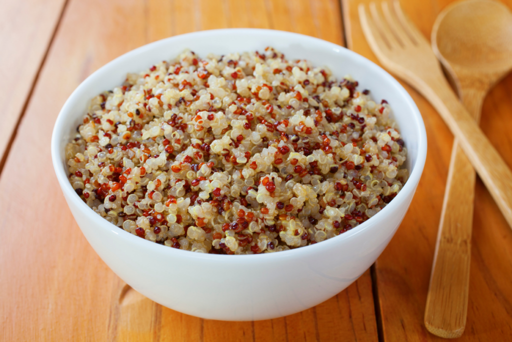 Recipiente com quinoa e talheres