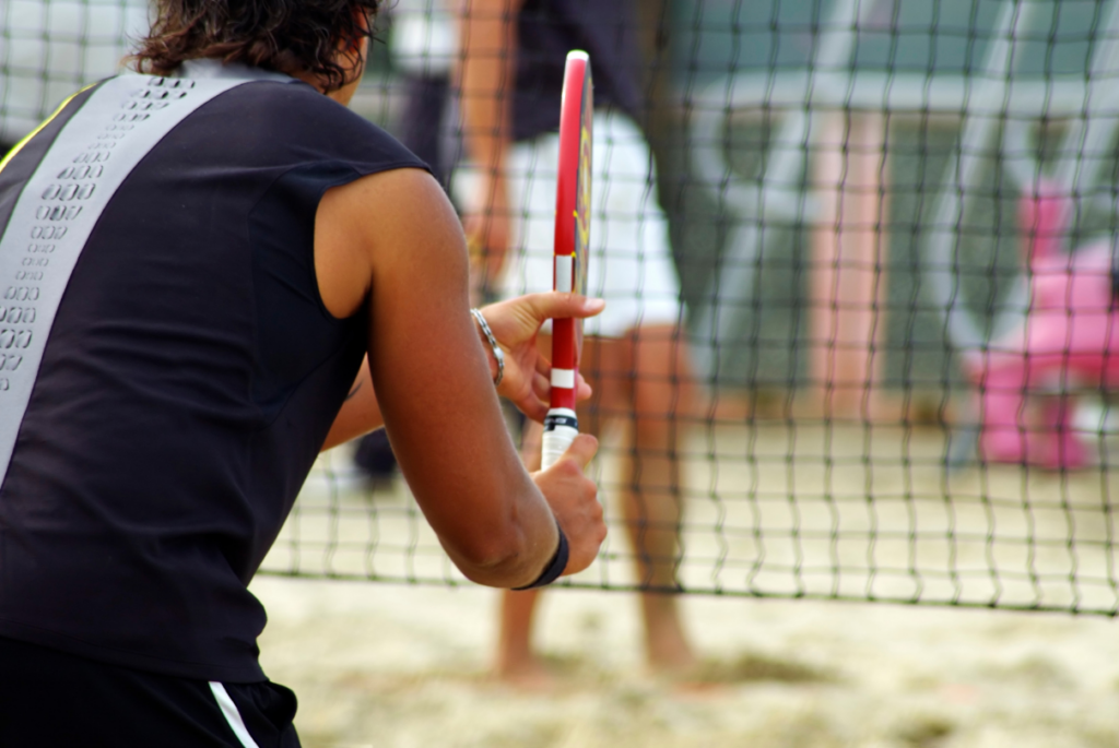 Homem jogando Beach Tennis