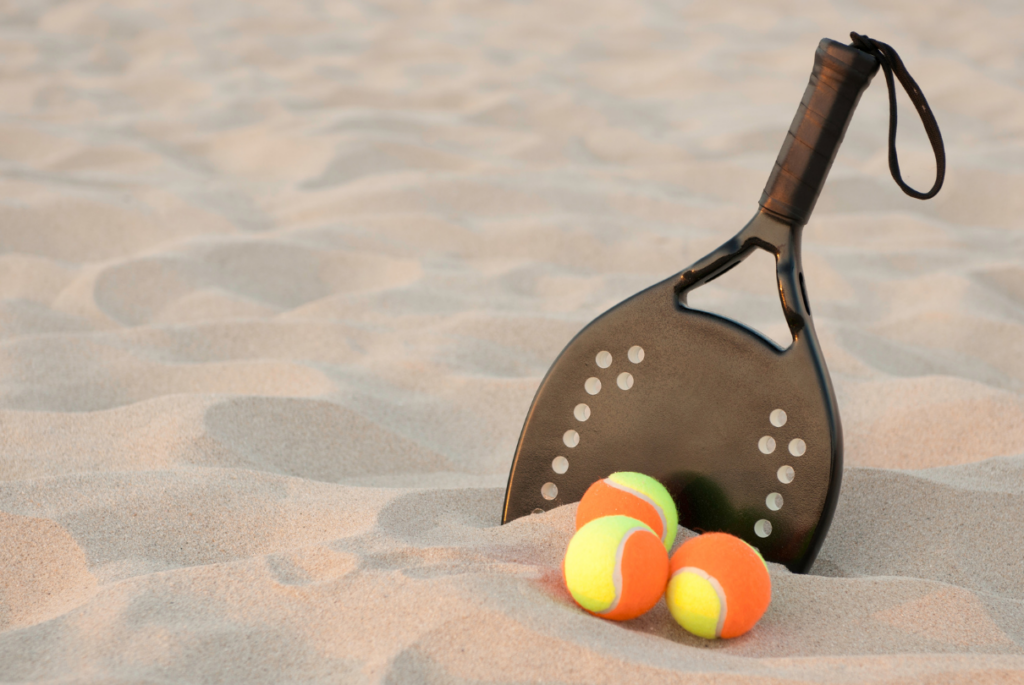 Raquetes e bolas de beach tennis