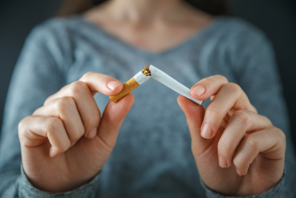 Mulher quebrando o cigarro