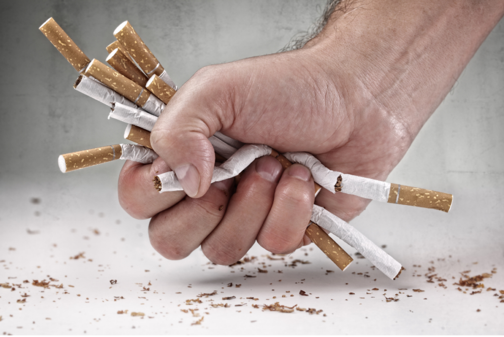 Homem amassando cigarros