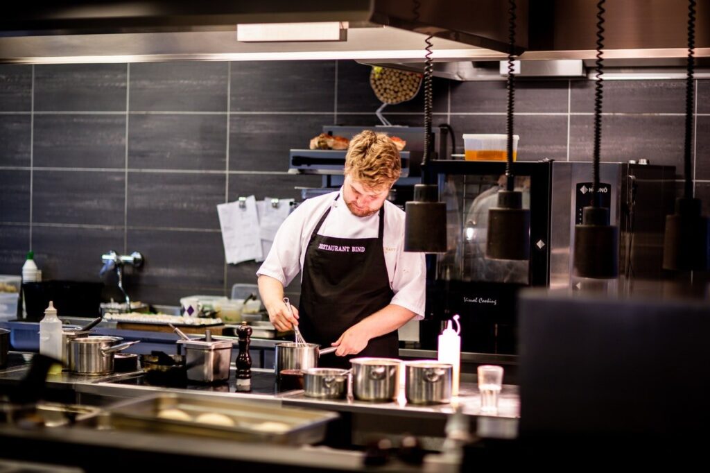 rapaz preparando prato no masterchef brasil