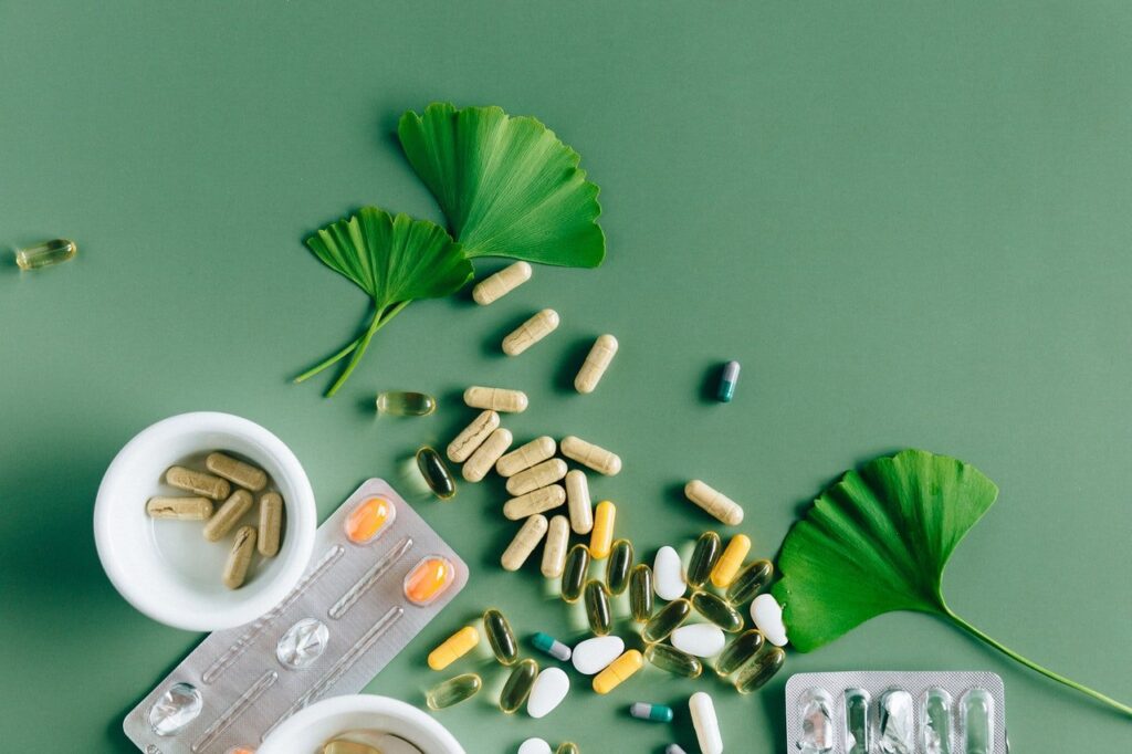 imagem de fundo verde com diversos tipos de suplementos para emagrecer rápido