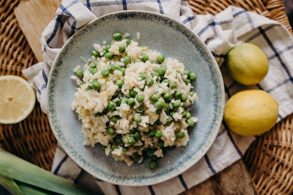 prato de arroz com ervilhas frescas