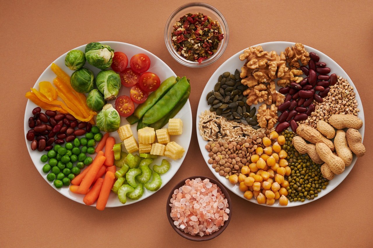 pratos com grãos, vegetais, sais e temperos