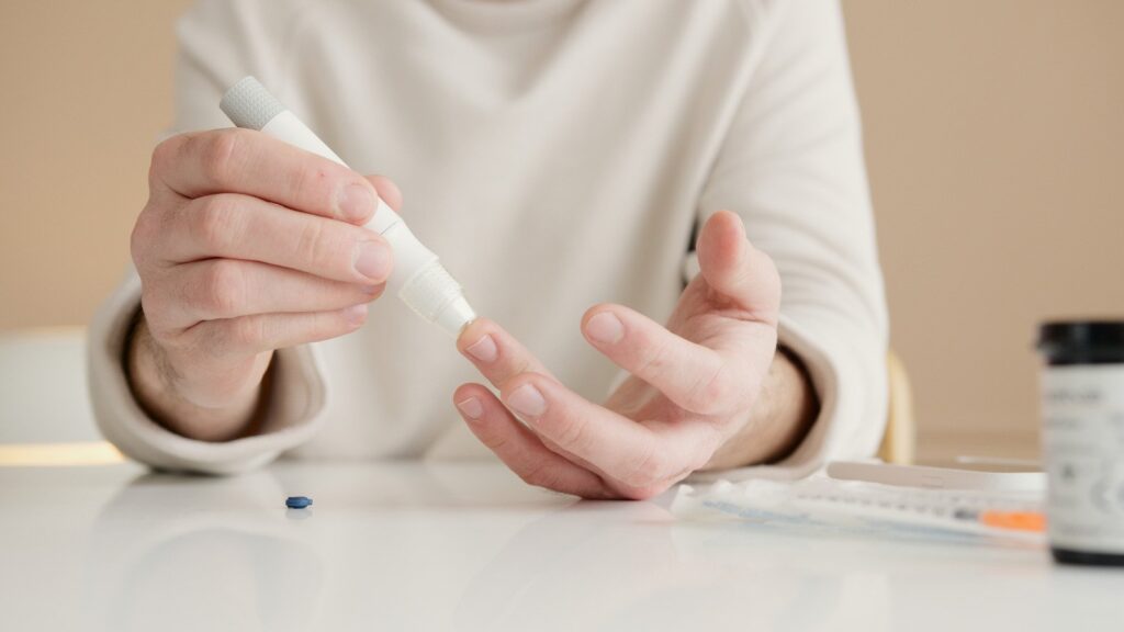 Pessoa medindo a glicose, o que pode ser registrado e acompanhado pelo Aplicativo Diabetes Pal.