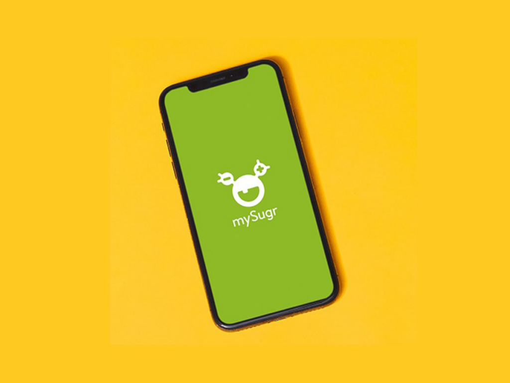 Logotipo Aplicativo My Sugr fundo verde em tela de celular num fundo amarelo