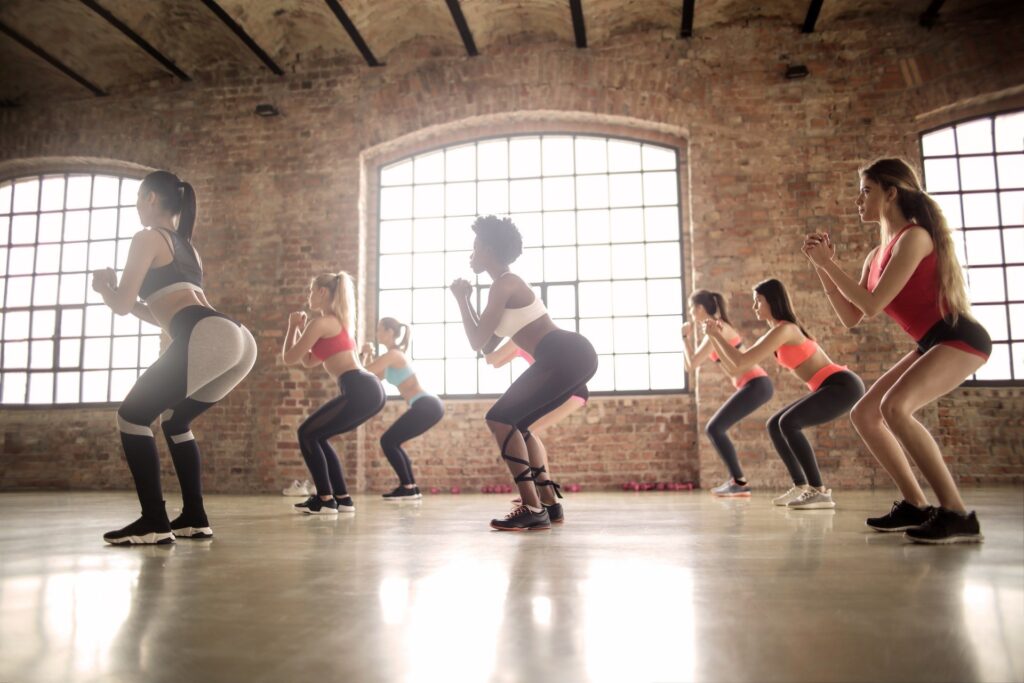 Aulda de Zumba com várias pessoas, como nas videoaulas do plicativo Treino Aeróbico para Zumba