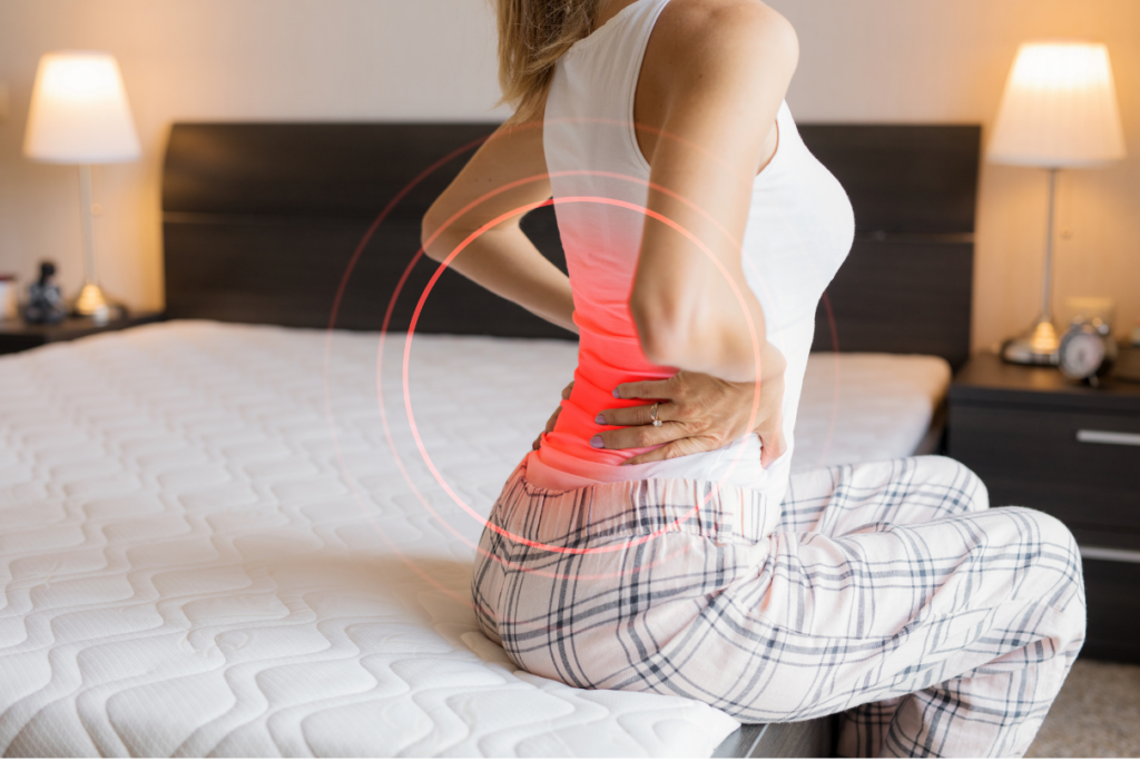 Mulher com dor nas costas de fibromialgi