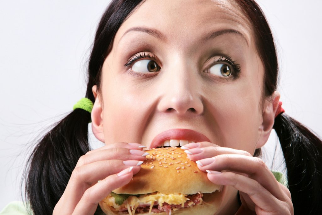 mulher comendo hamburguer