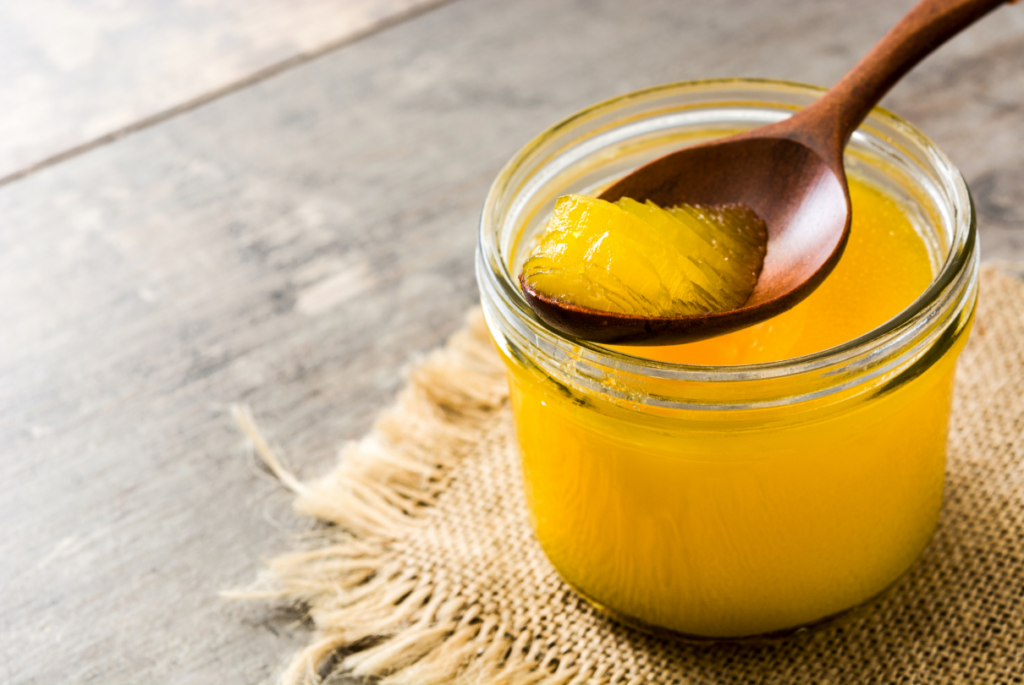 Pote de manteiga ghee com colher