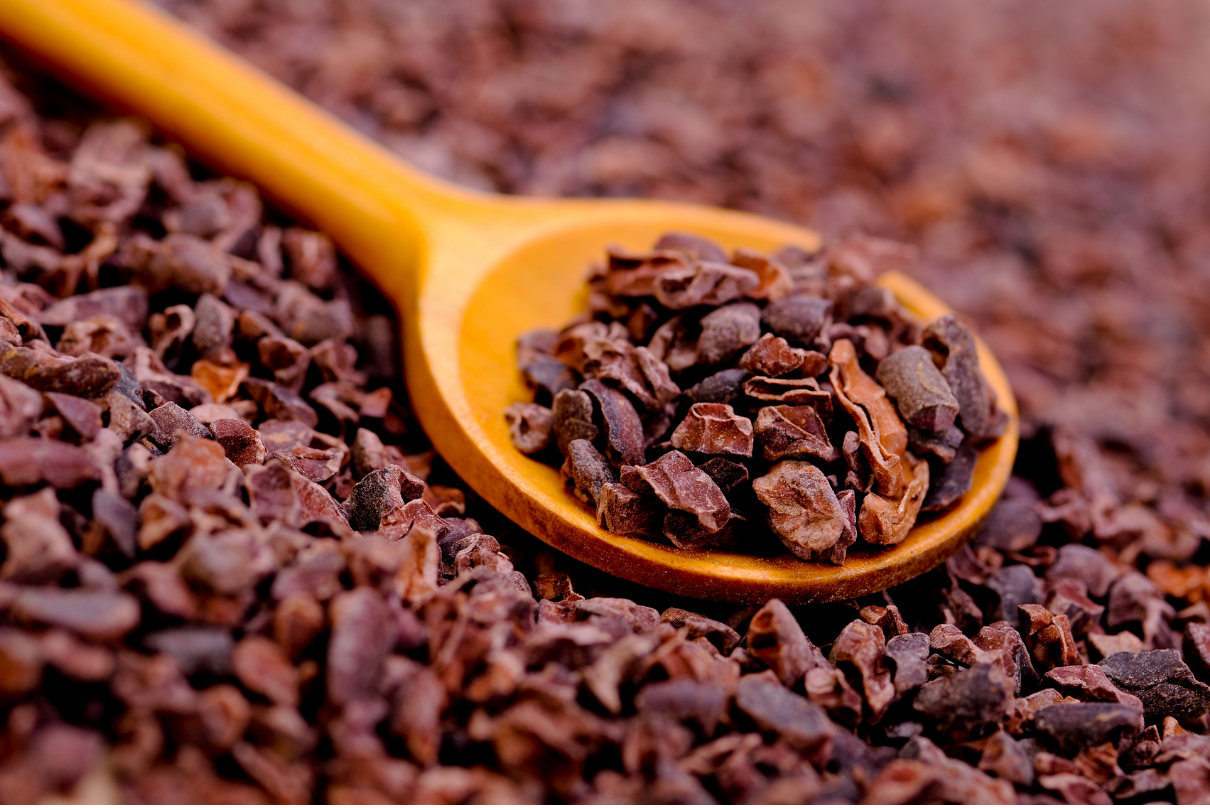 Nibs de cacau com colher