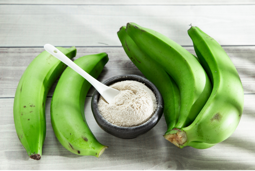 Bananas verdes com biomassa em pó