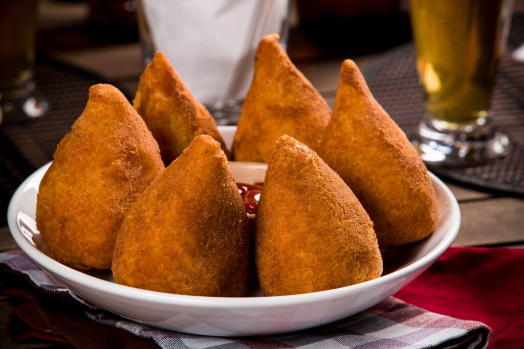 prato branco com seis coxinhas fit