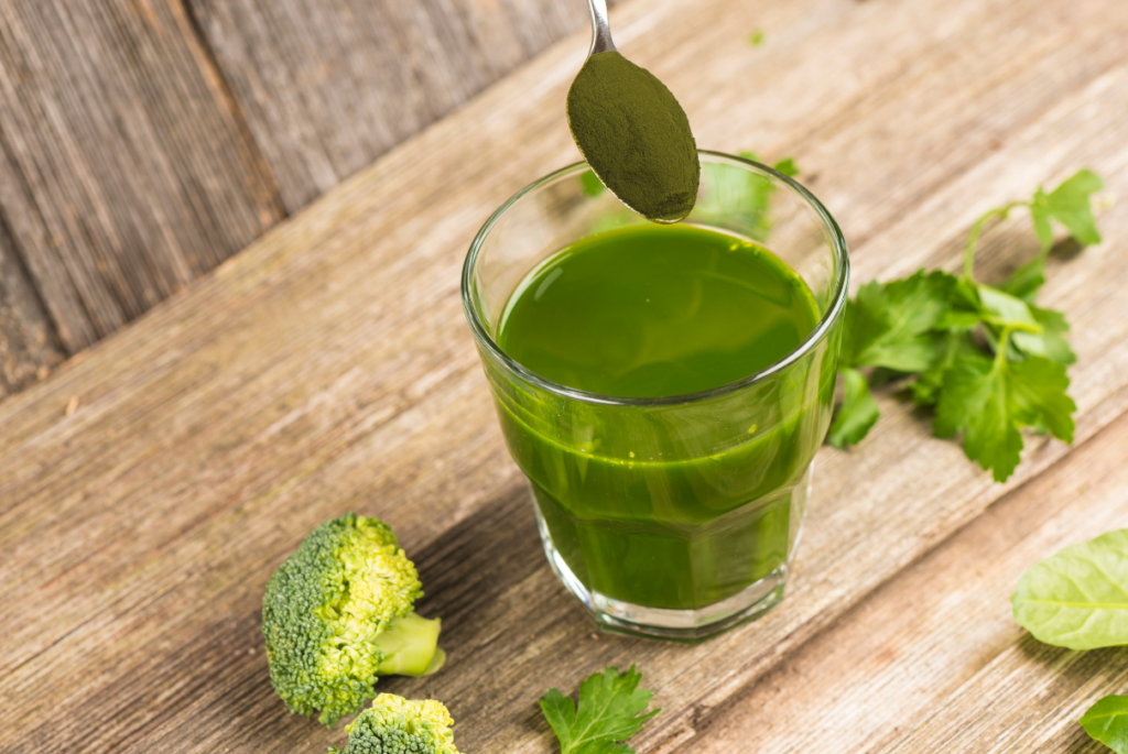 Copo com suco com chlorella