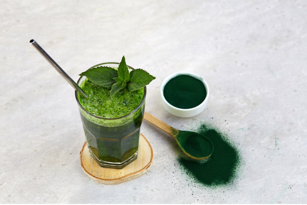 Copo de suco com spirulina