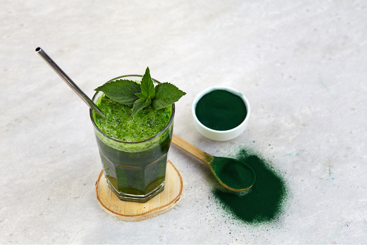 Copo de suco com spirulina