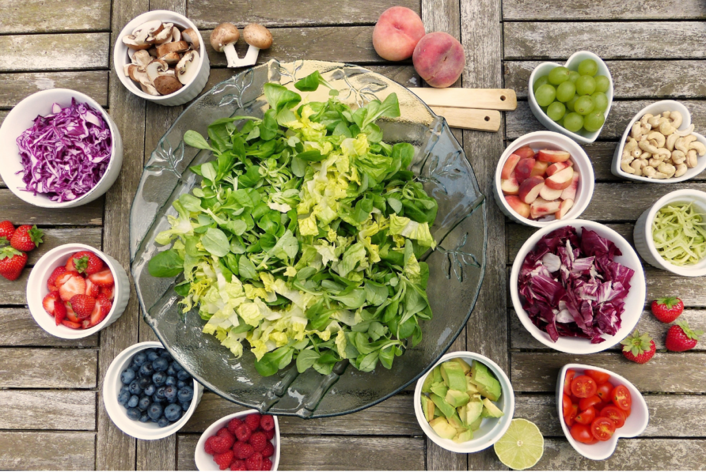 Salada com opções ao redor