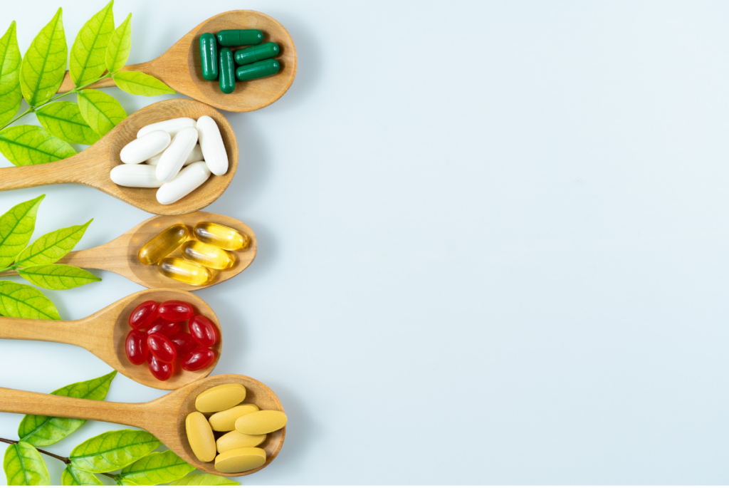 Suplementos para fibromialgia em colheres de pau