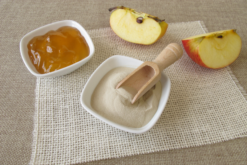 Agar agar com fruta e geleia ao redor
