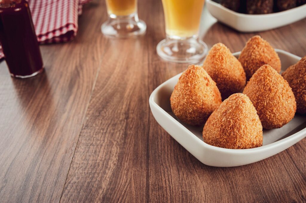 tigela de coxinhas fit numa mesa