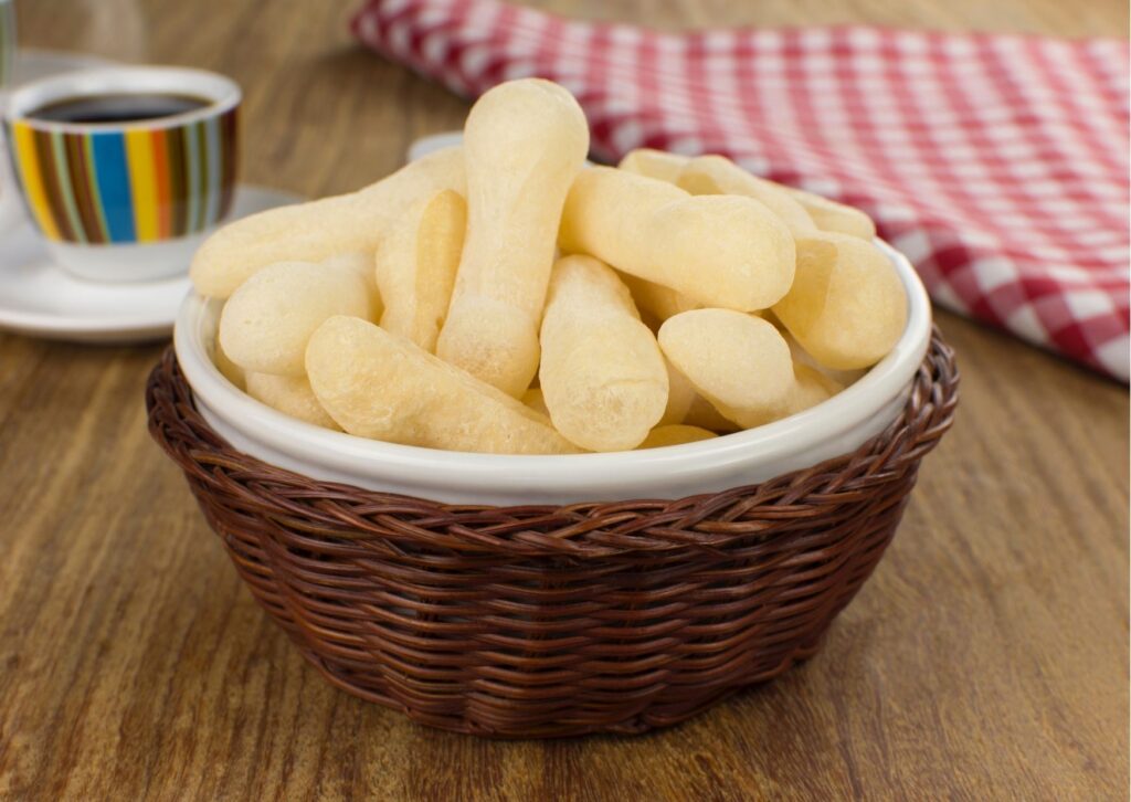 biscoito doce de polvilho frito em cesta trançada