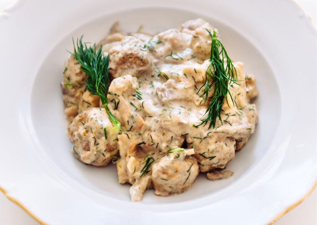 prato branco e fundo com strogonoff de carne de soja