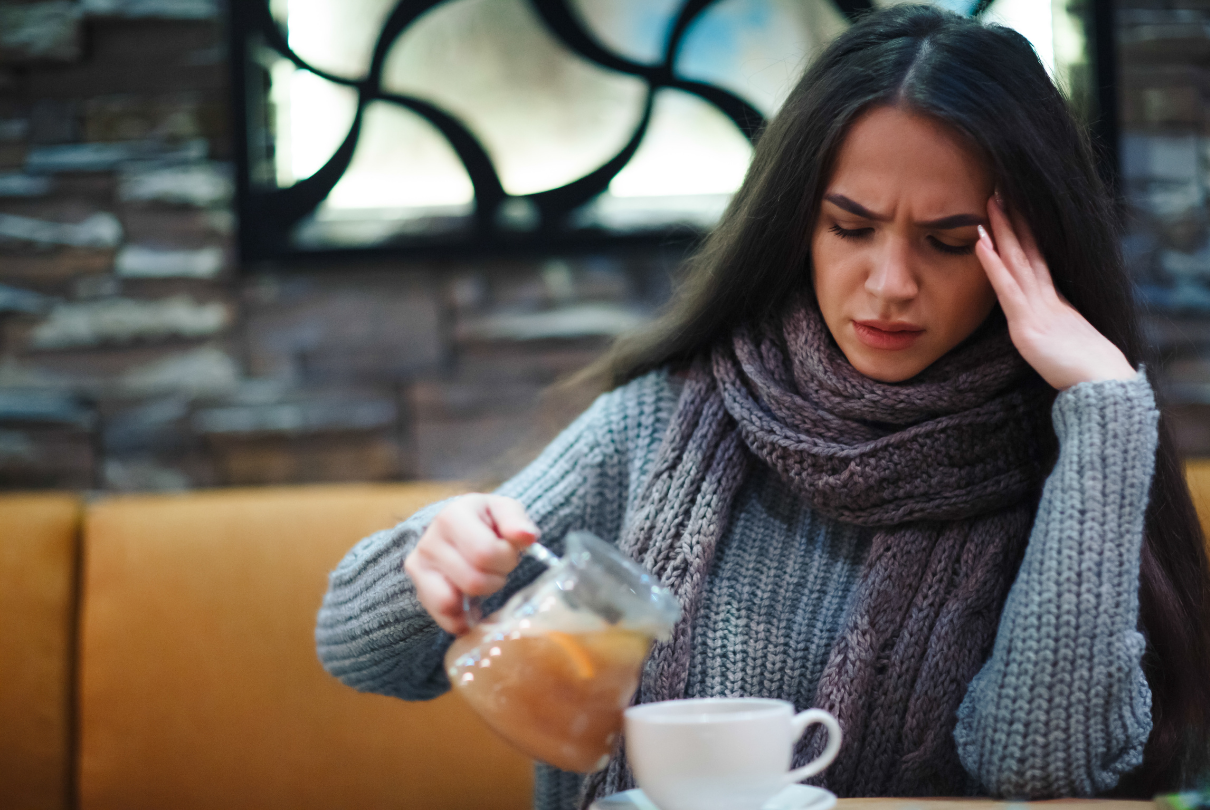 Mulher tomando chá para dor de cabeça