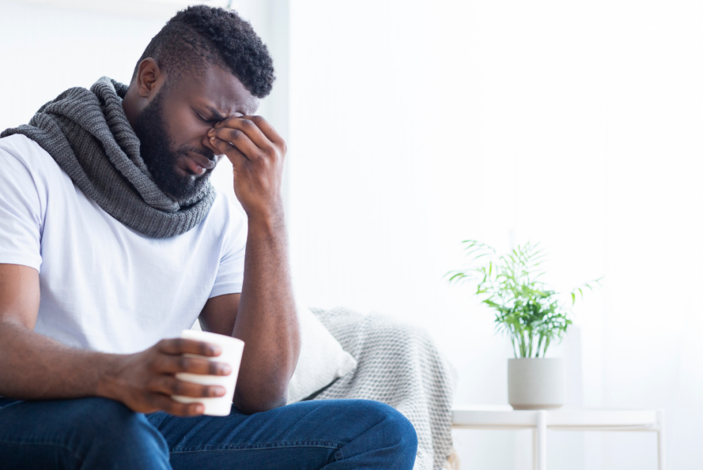 Homem tomando café para dor de cabeça