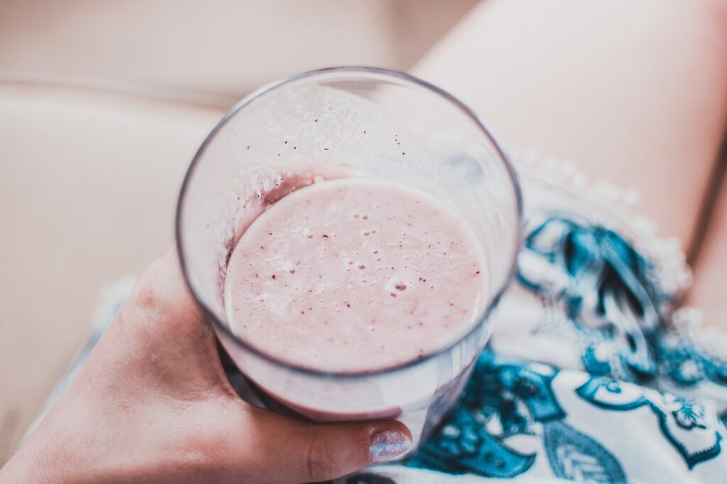 pessoa segurando copo com creme de vitamina para aliviar o estresse