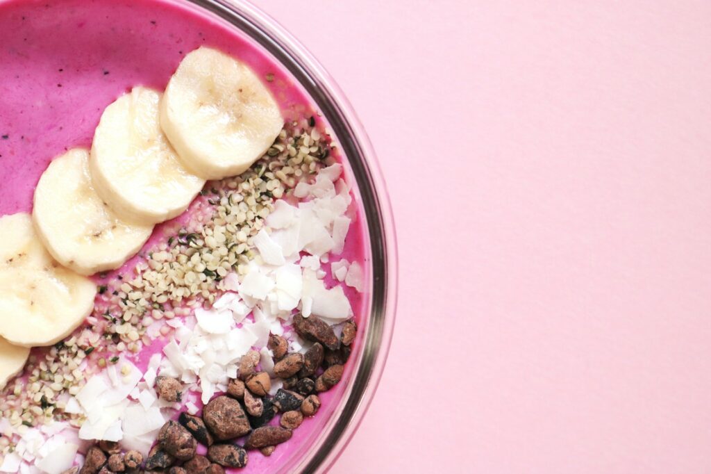 tigela com bananas cortadas em rodelas e outras frutas para melhorar o estresse