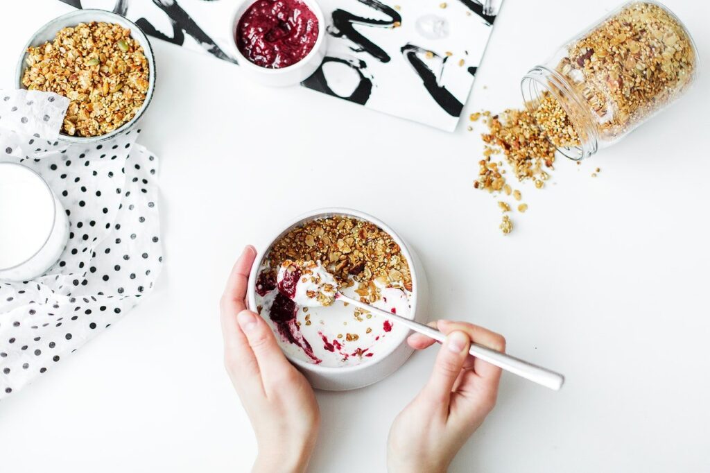 pote com granola, iogurte e fruta