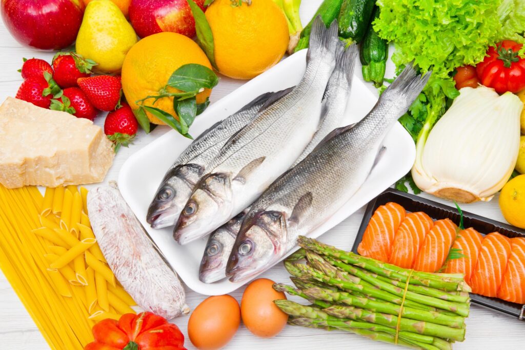 Peixes em prato com legumes em volta