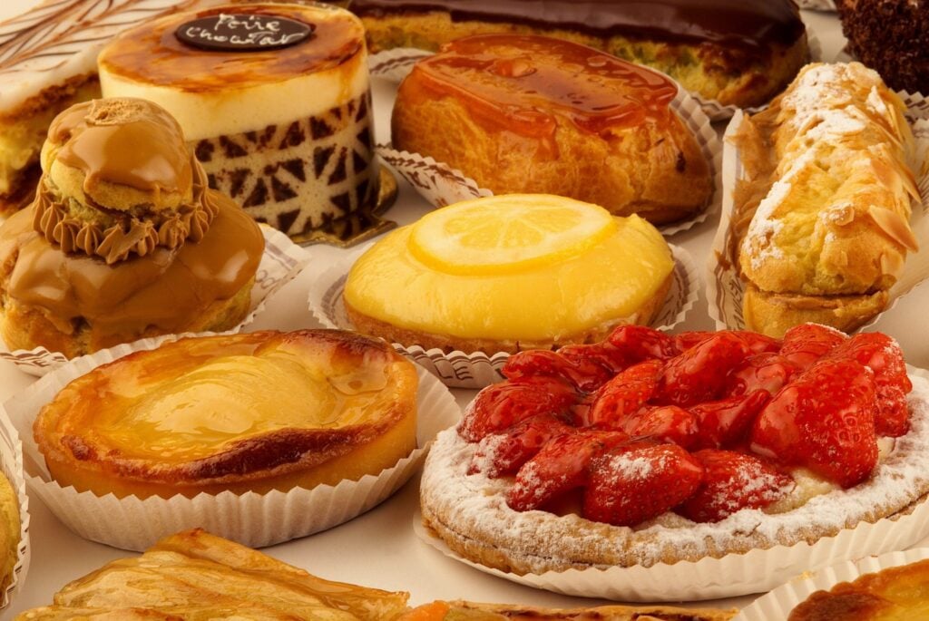 Vários doces de confeitaria