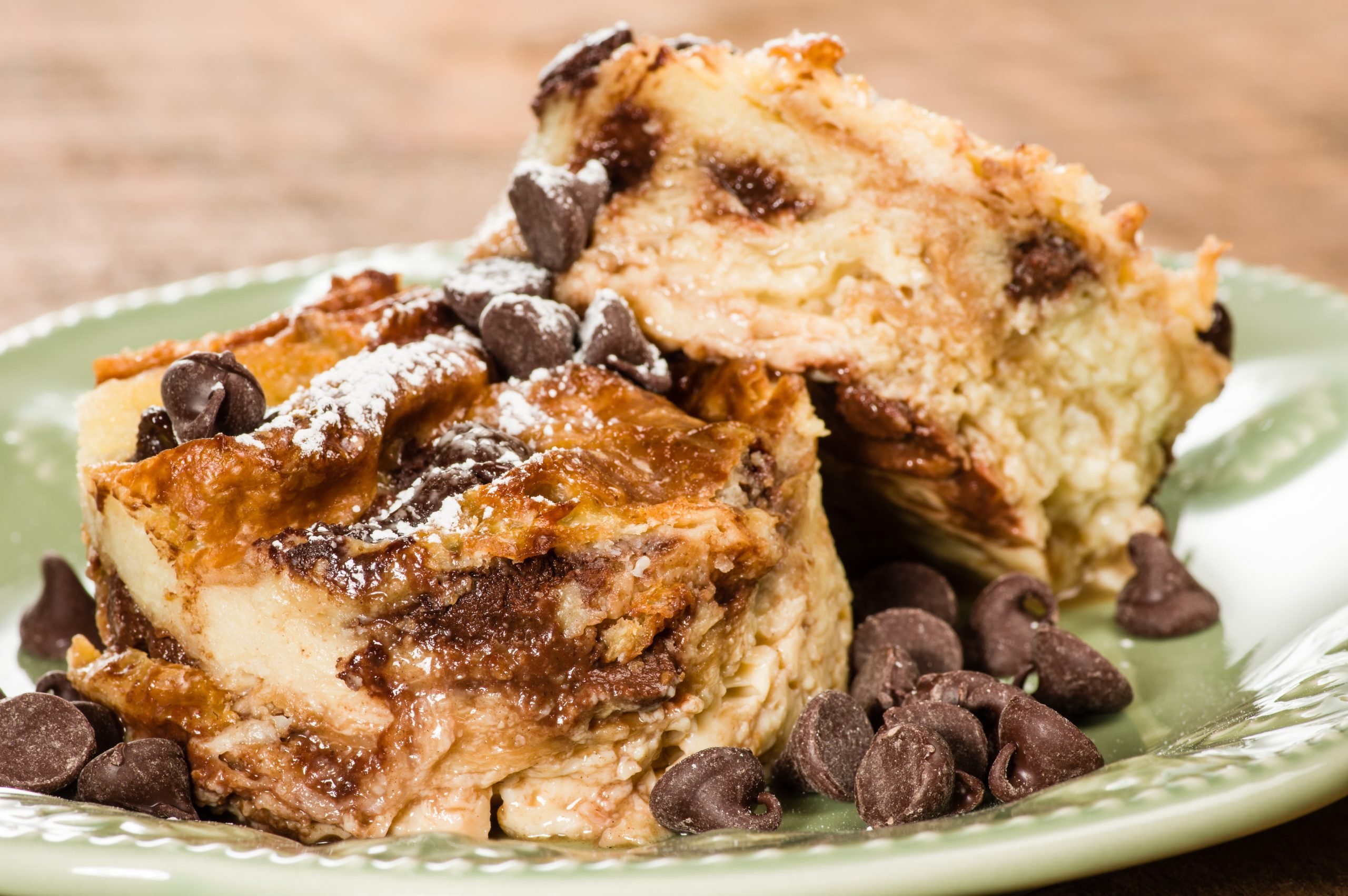 Pudim de pão com gotas de chocolate