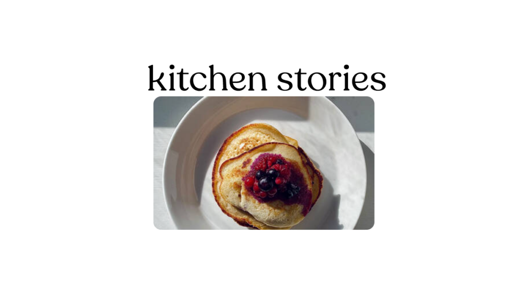 Logo Kitchen Stories e imagem de panquecas com frutas vermelhas