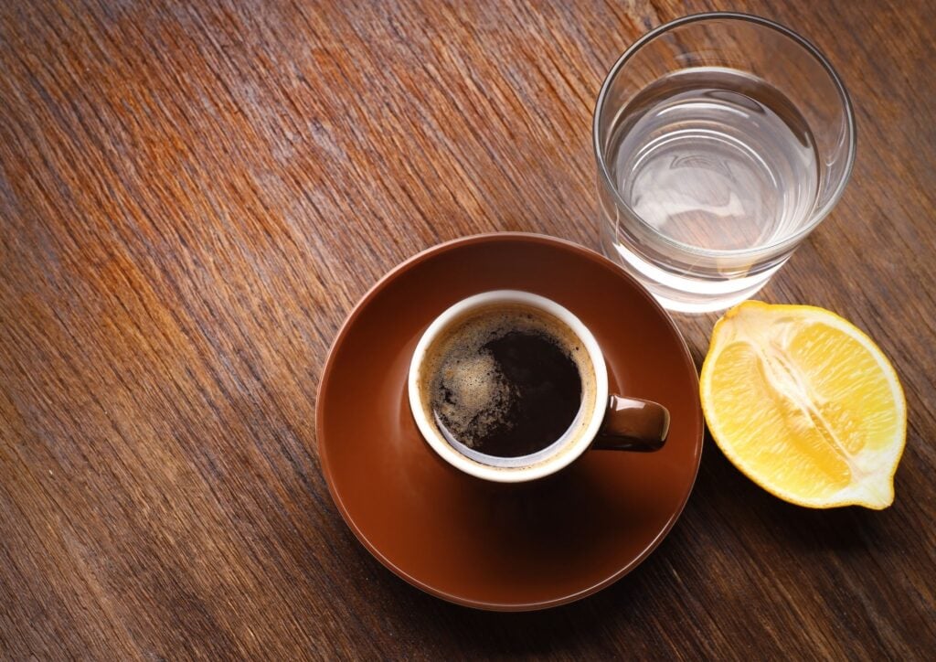 imagem com fundo em madeira com uma Receita de café com limão para emagrecer