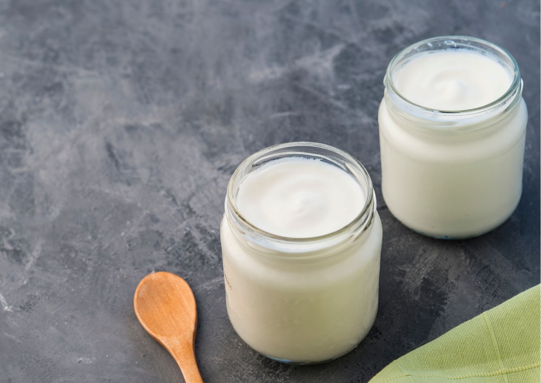 Imagem com fundo cinza sobre Receita de iogurte natural caseiro