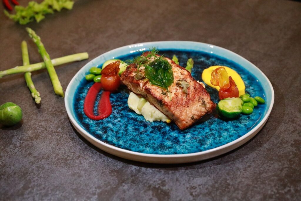 prato azul com salmão grelhado e legumes