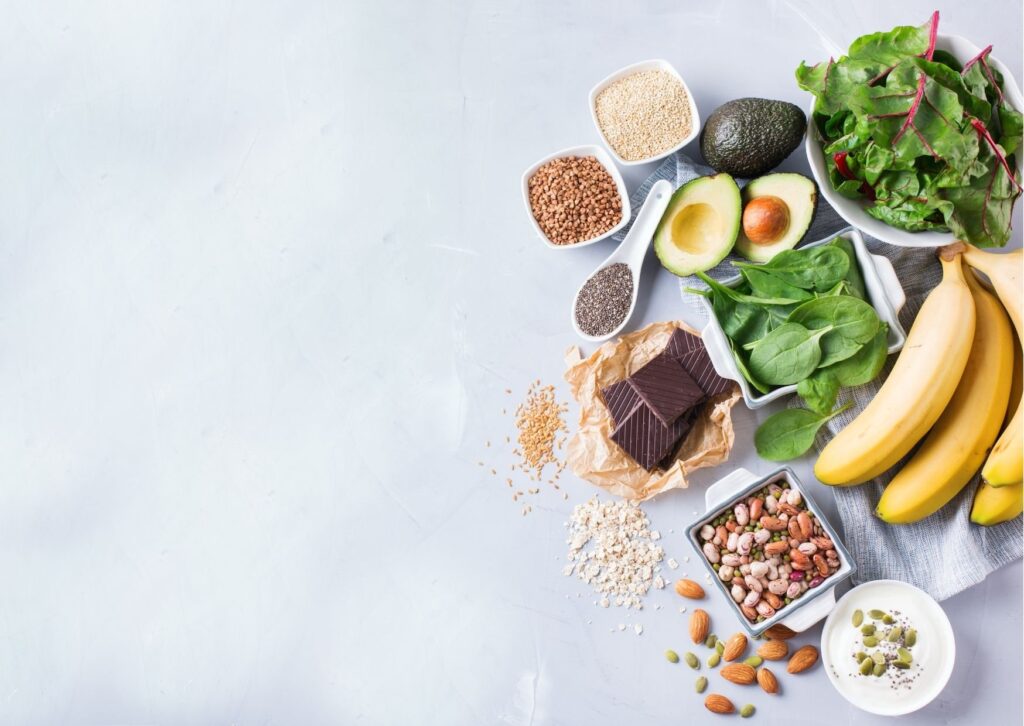 imagem com fundo claro com alimentos ricos em proteínas para emagrecer