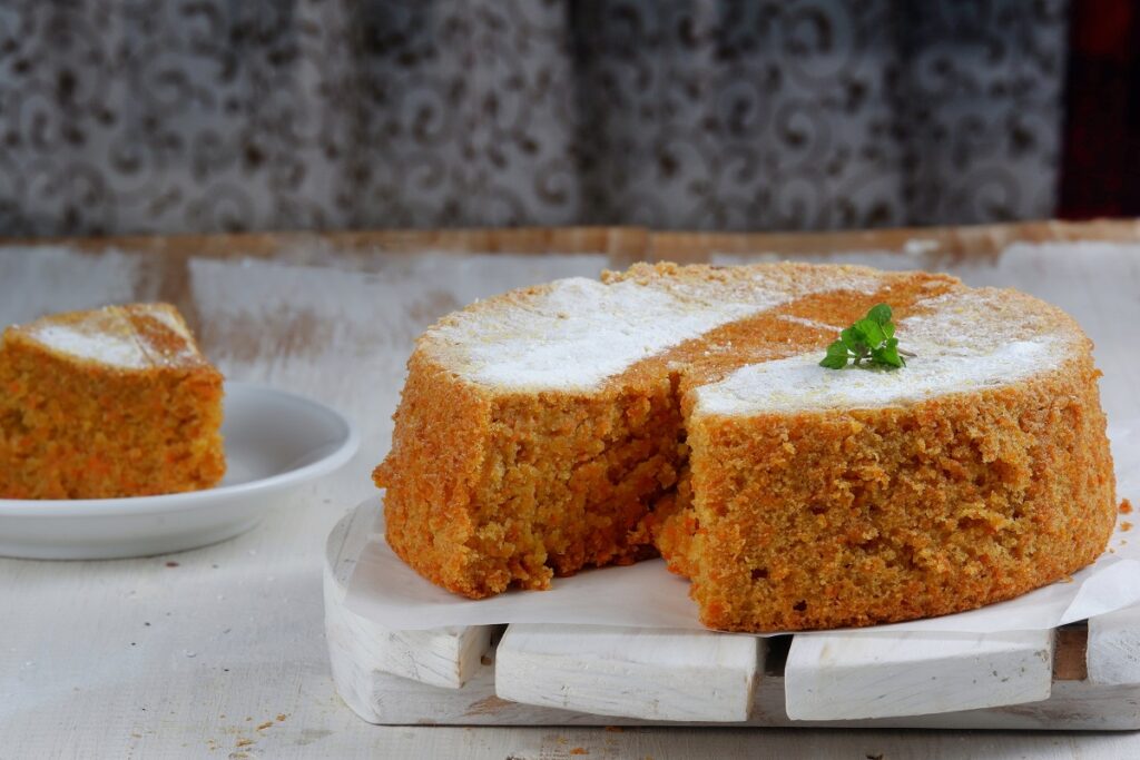bolo de laranja fofinho enfeitado com açúcar