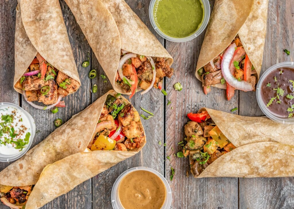 Wraps com recheio de legumes. Wraps são uma opção de comida leve para almoço