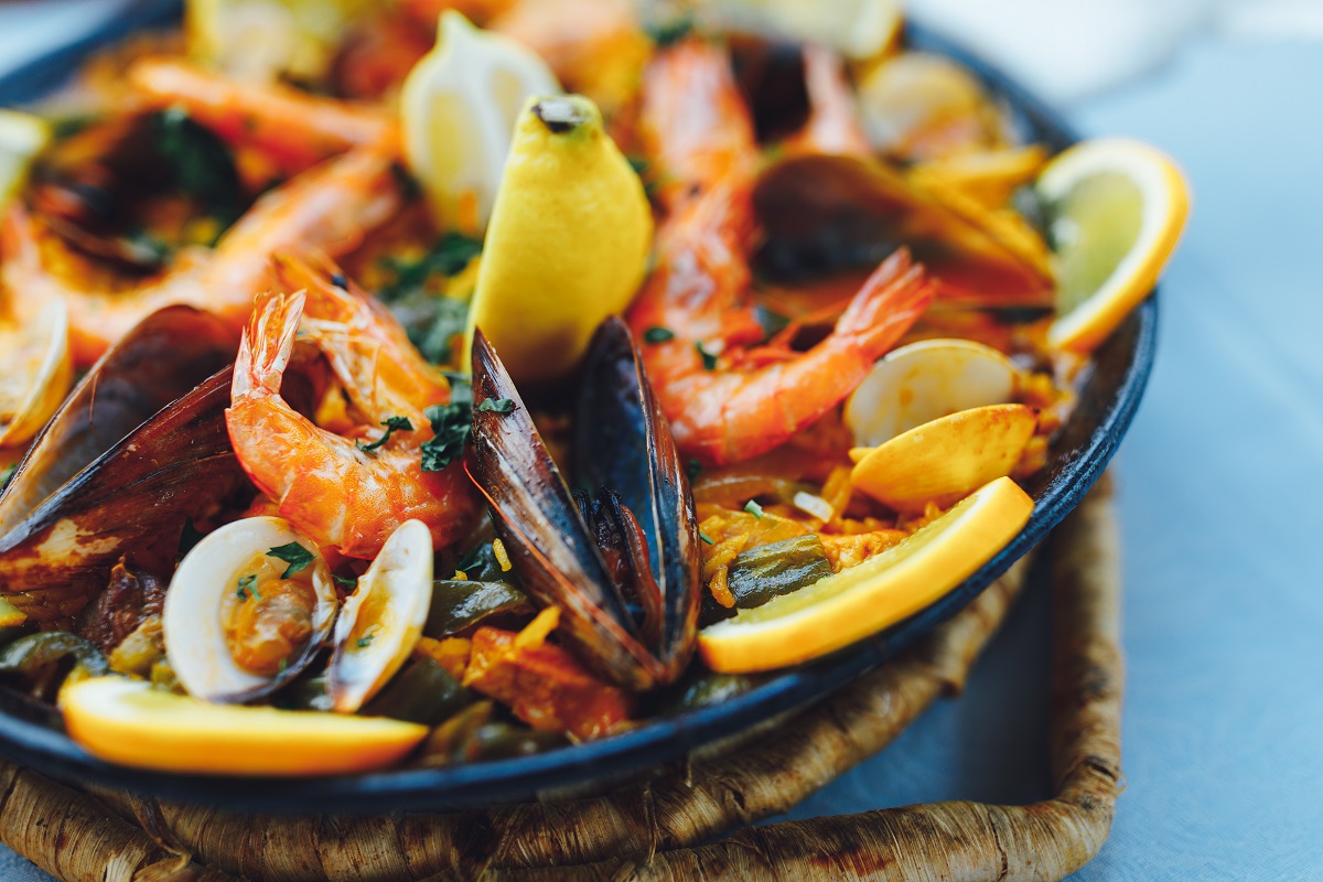 prato com comidas mediterrâneas, como camarão