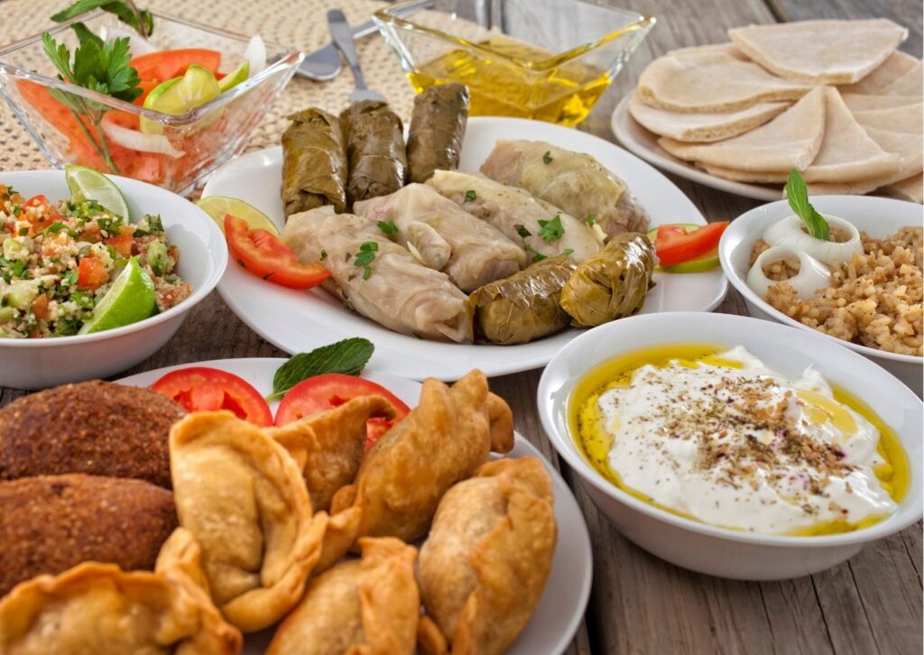 Imagem com diversos pratos mediterrâneos