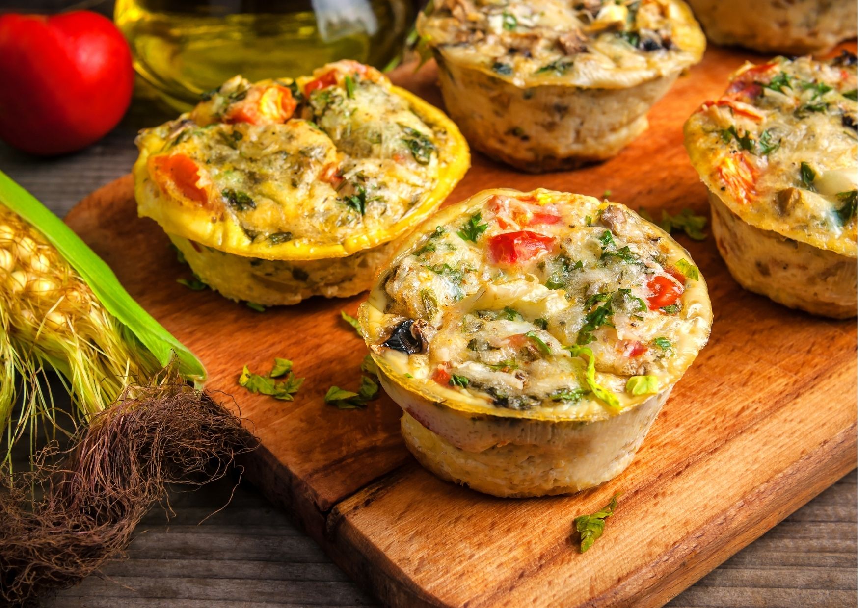 imagem com 4 muffin de legumes em uma tábua de madeira