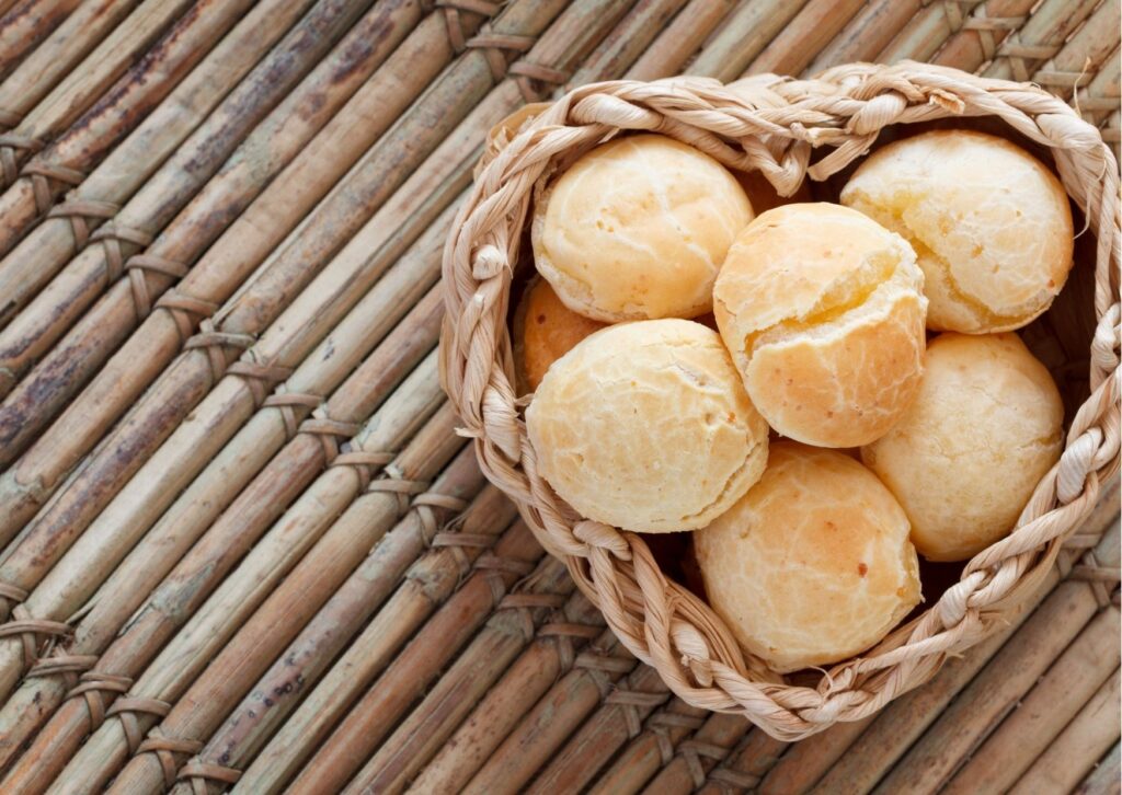 pão de queijo fitness em cesta de vime