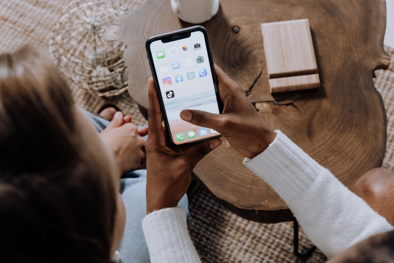 pessoa mexendo em apps de receitas no celular